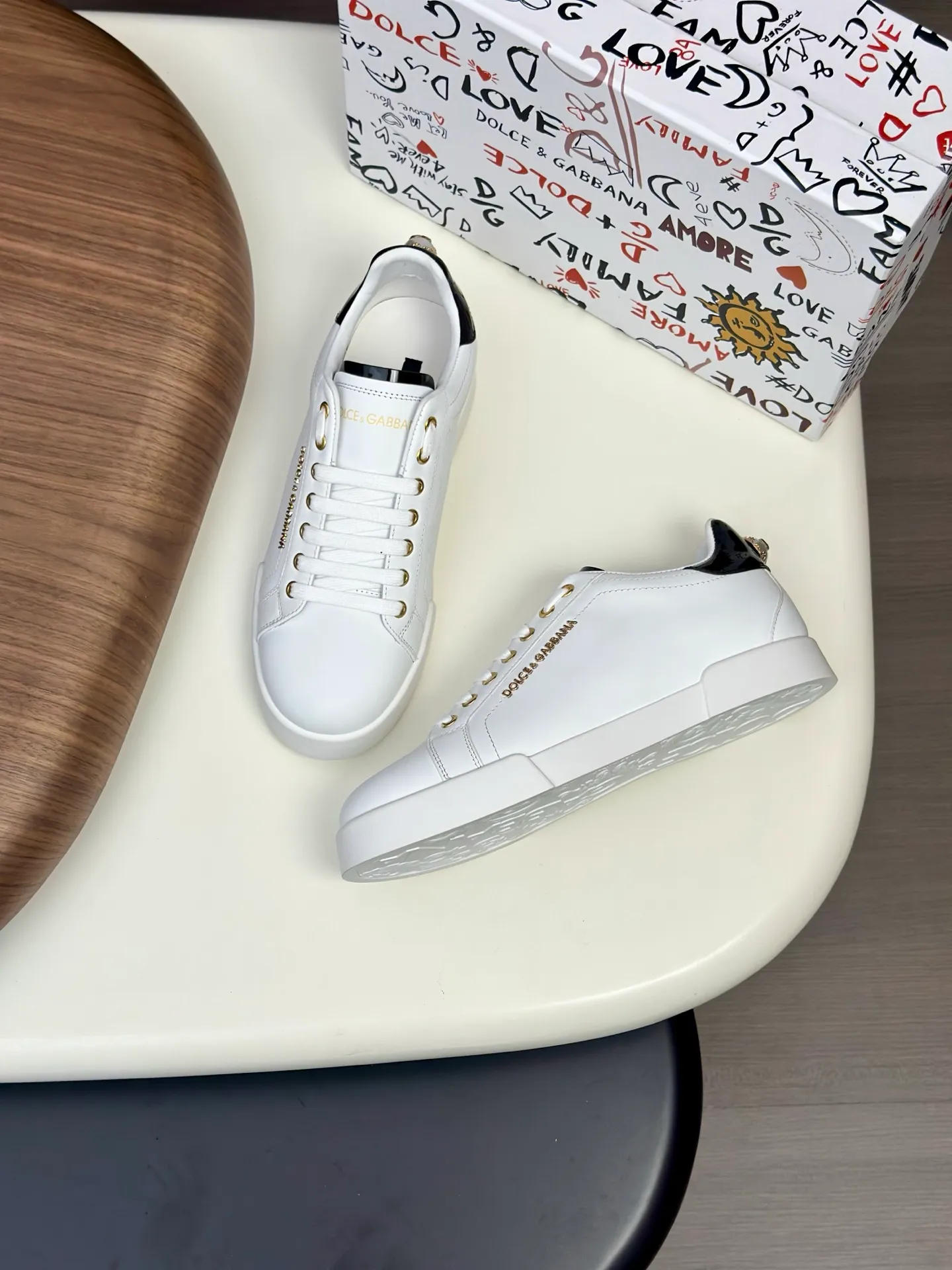 New product 💰800 DG Dolce & Gabbana men's shoes 💰ortofino calfskin sneakers ♞size; 39~44 (customized 38.45.46) Iconic men's shoes 💰ortofino series of sneakers, classic and timeless style, now presented with fashionable details. The calfskin engraved DG logo is a subtle finishing touch. Men's shoes💰ortofino calfskin sneakers: